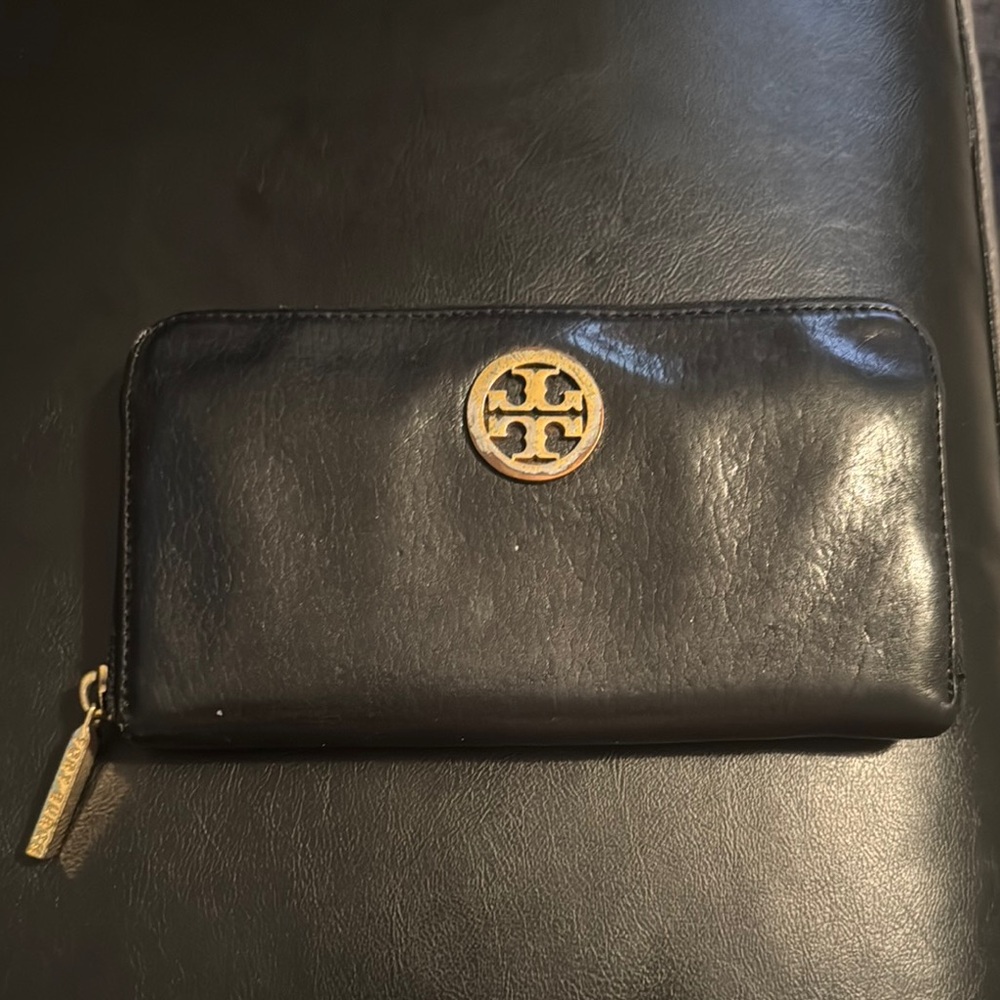 Tory Burch Black Leather Zip Wallet